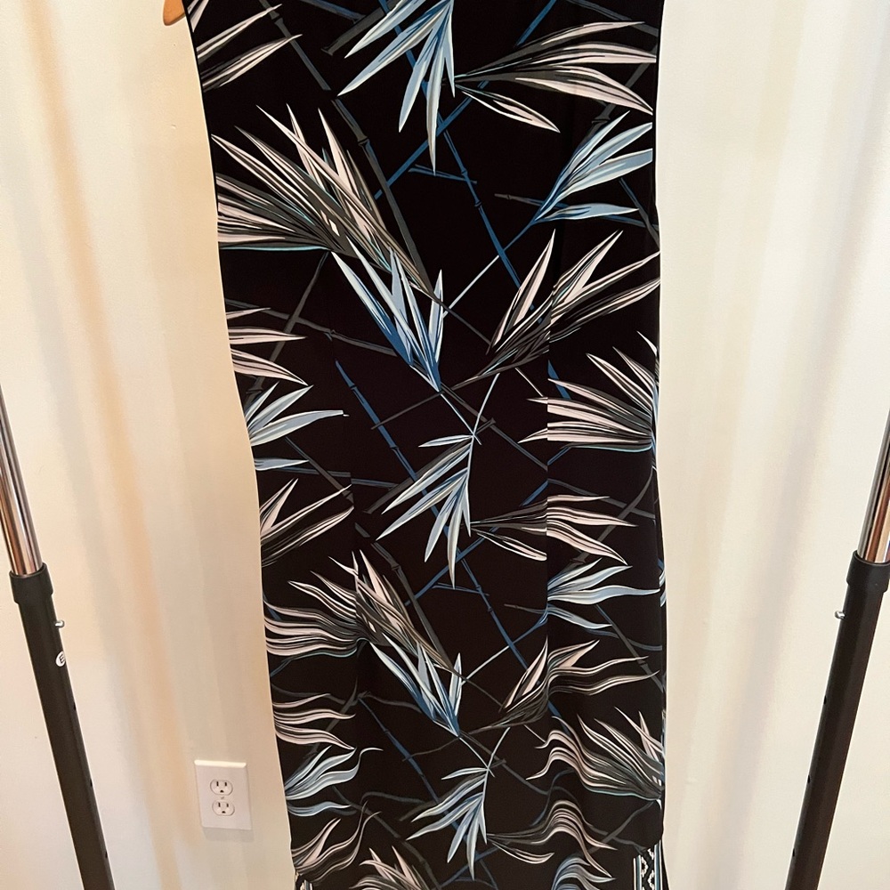 Sleeveless tropical print dress - Picture 2 of 3